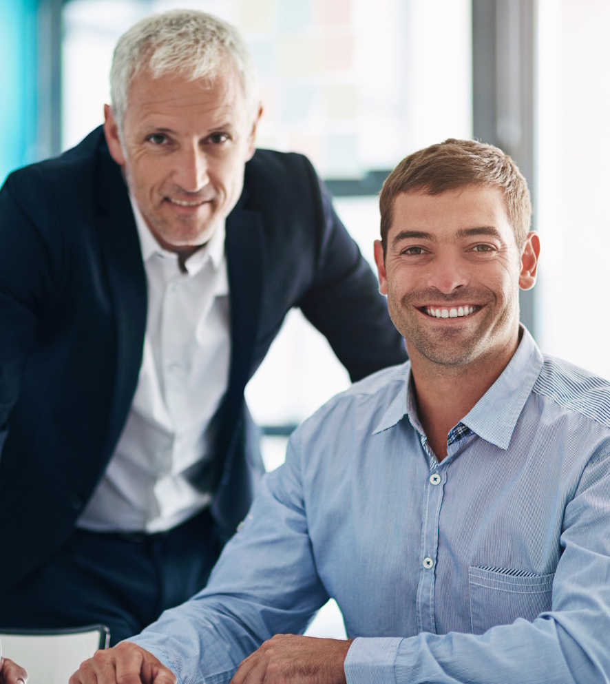 Un business mentor aux côtés d'un jeune entrepreneur satisfait
