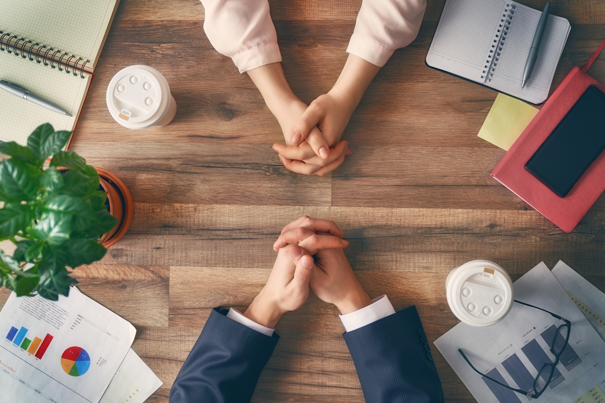 Deux professionnels se font face dans une relation de coaching ou de mentoring